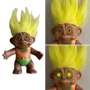 🔅Vtg 1992 Soma Glo Troll Doll Yellow Hair Light Up Eyes WORKS Wrestling Outfit